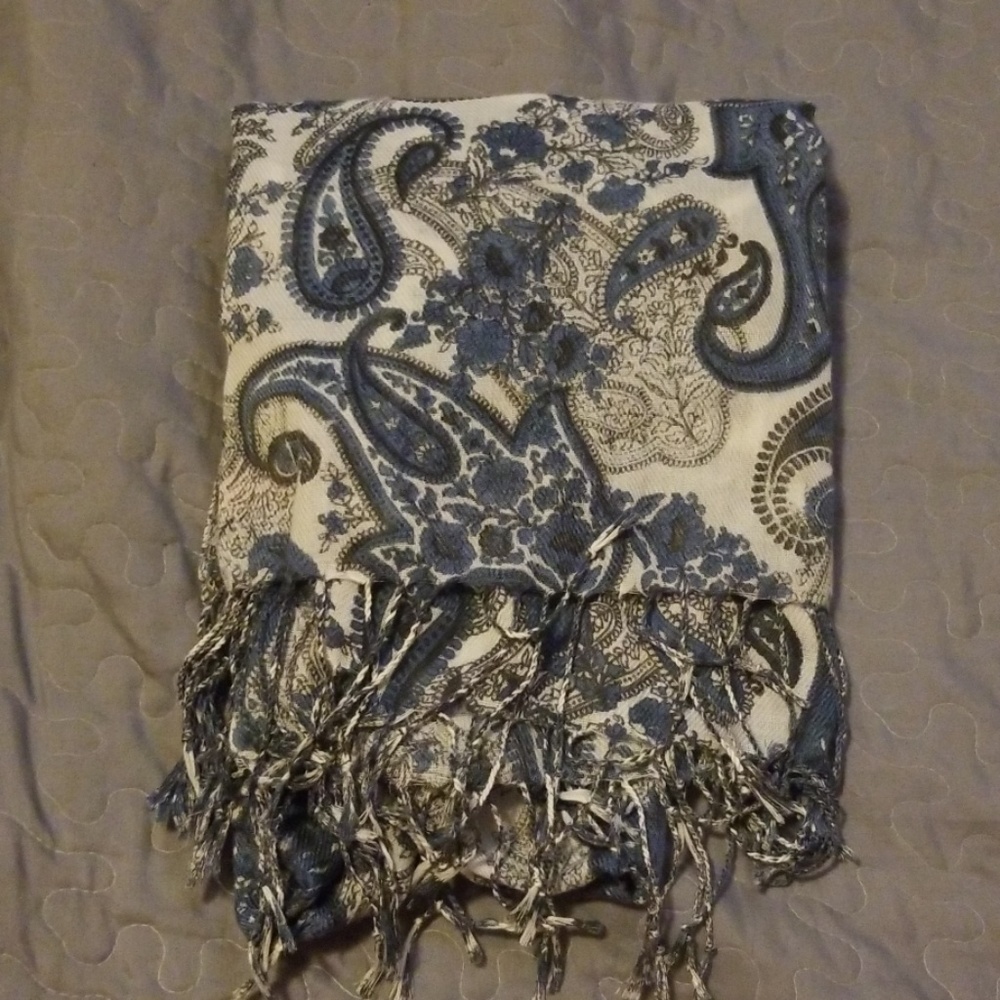 Im selling a pashmine scarve